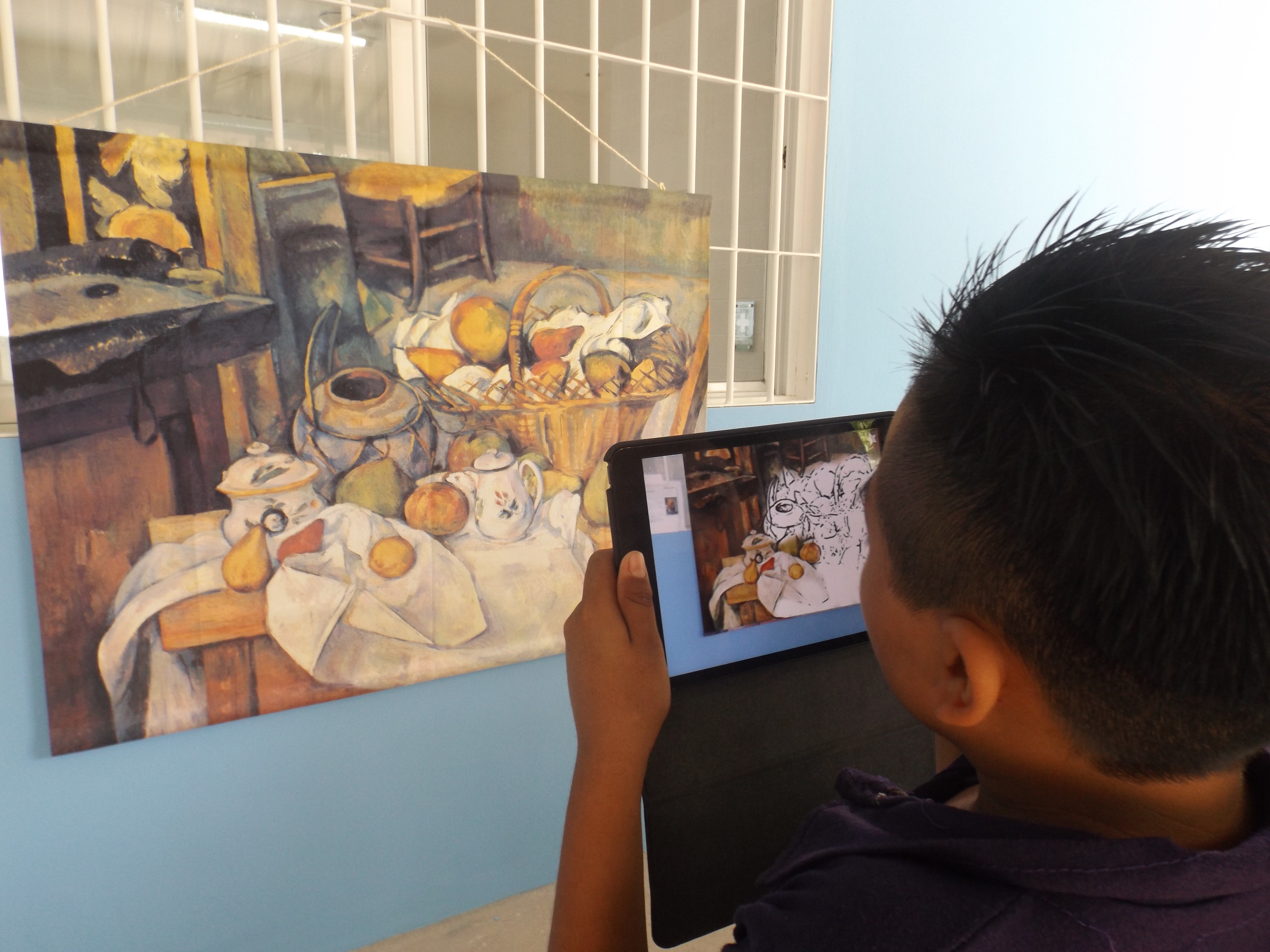 NiÃ±o utilizando la aplicaciÃ³n para la obra en movimiento 